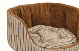 Savarankiškai pagaminta karališkoji lova, skirta pūkuotam gyvūninukui