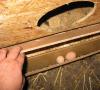 Nidos de bricolaje con un recolector de huevos para gallinas ponedoras