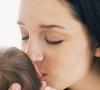 Czkawka noworodka po karmieniu: co robić, powody