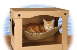 Casa de caja de cartón de bricolaje para un gato.